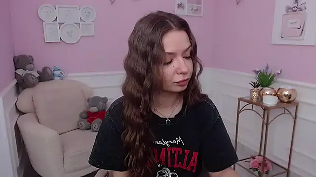 Snapshot of LucySkilar chatting on 11/27/25, 06:04 LucySkilar online show from 11/27/25, 06:04