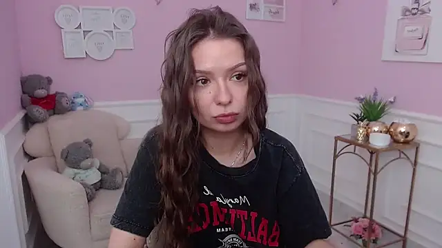 Snapshot of LucySkilar chatting on 11/28/25, 06:49 LucySkilar online show from 11/28/25, 06:49