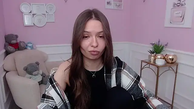 Snapshot of LucySkilar chatting on 12/15/25, 06:17 LucySkilar online show from 12/15/25, 06:17