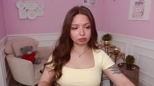 LucySkilar online show from 06/12/26, 04:22
