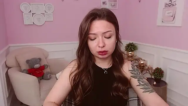 LucySkilar online show from 06/29/26, 04:19