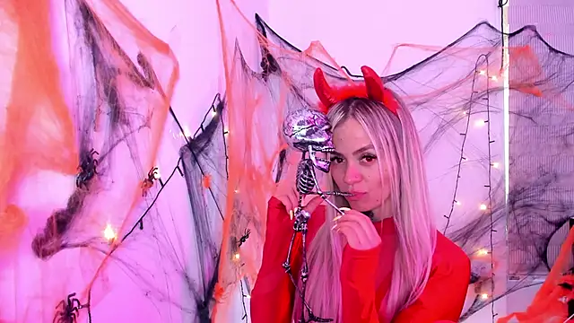 nicole valencia  online show from 10/26/25, 10:04