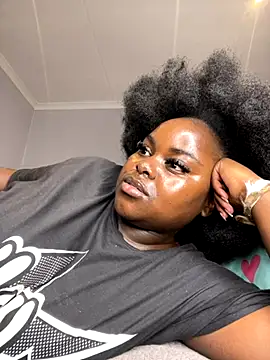 Snapshot of Honeycoco0211 chatting on 12/04/25, 10:18 Honeycoco0211 online show from 12/04/25, 10:18