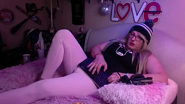 Snapshot of Blakelytgirl chatting on 01/21/25, 08:19 Blakelytgirl online show from 01/21/25, 08:19