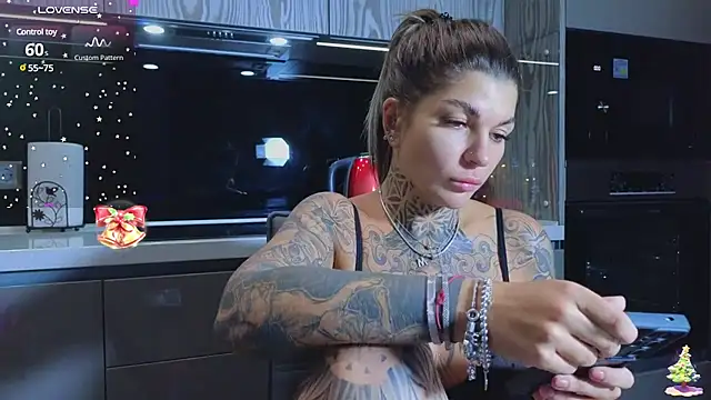 Snapshot of tattooedBabyy chatting on 01/02/25, 02:57 tattooedBabyy online show from 01/02/25, 02:57