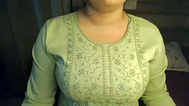 Snapshot of Trezza chatting on 10/23/25, 06:39 Trezza online show from 10/23/25, 06:39