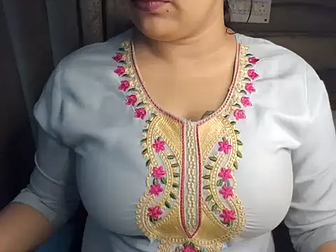 Snapshot of Trezza chatting on 10/24/25, 11:34 Trezza online show from 10/24/25, 11:34