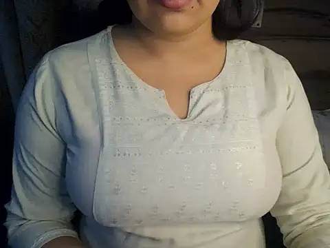 Snapshot of Trezza chatting on 10/25/25, 05:30 Trezza online show from 10/25/25, 05:30