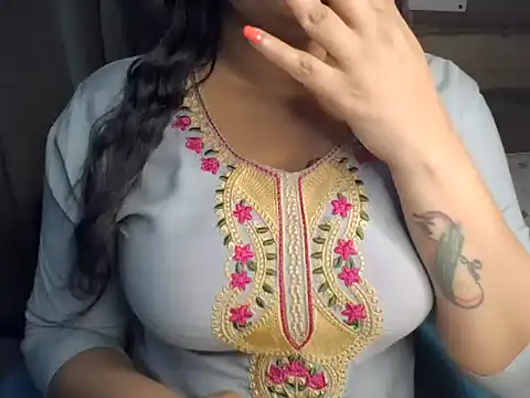 Snapshot of Trezza chatting on 10/26/25, 07:09 Trezza online show from 10/26/25, 07:09