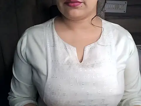 Snapshot of Trezza chatting on 11/14/25, 03:05 Trezza online show from 11/14/25, 03:05