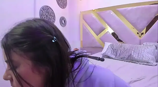 Oriana Guzman online show from 12/24/24, 06:50