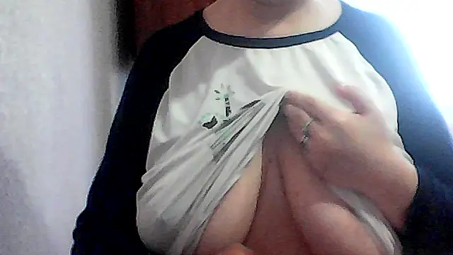 Snapshot of AnaXBerry chatting on 01/17/26, 07:35 AnaXBerry online show from 01/17/26, 07:35