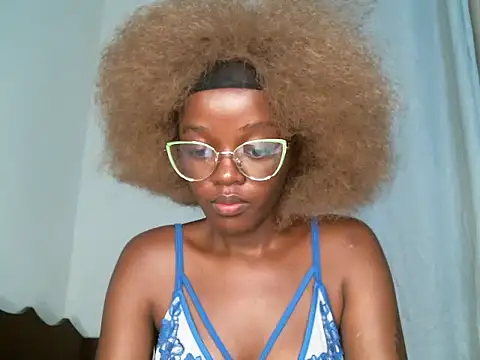 Snapshot of Bella_kiki chatting on 03/12/25, 02:52 Bella kiki online show from 03/12/25, 02:52