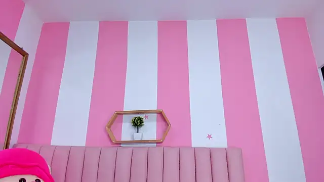 ISABELLA 020 online show from 04/22/26, 12:18