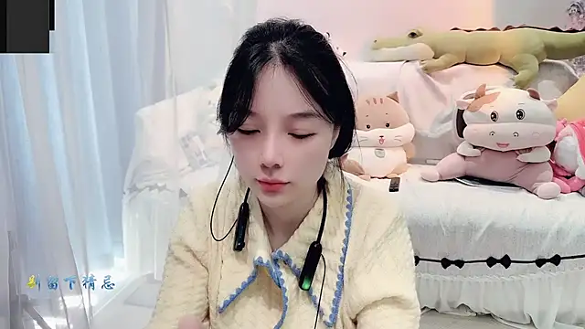 Snapshot of AKiKi711 chatting on 10/14/25, 04:24 AKiKi711 online show from 10/14/25, 04:24