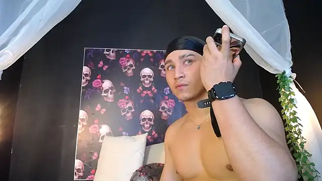 Snapshot of francesco_evan chatting on 01/10/25, 02:45 francesco evan online show from 01/10/25, 02:45
