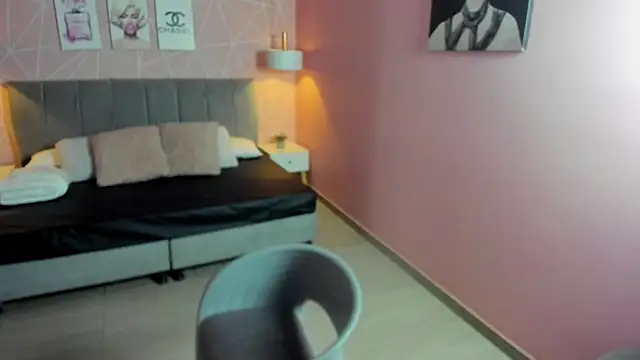 Snapshot of zara__sweet chatting on 12/18/25, 01:28 zara sweet online show from 12/18/25, 01:28