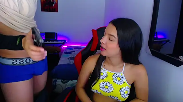 Snapshot of jessi_and_boy chatting on 11/10/25, 04:28 jessi and boy online show from 11/10/25, 04:28