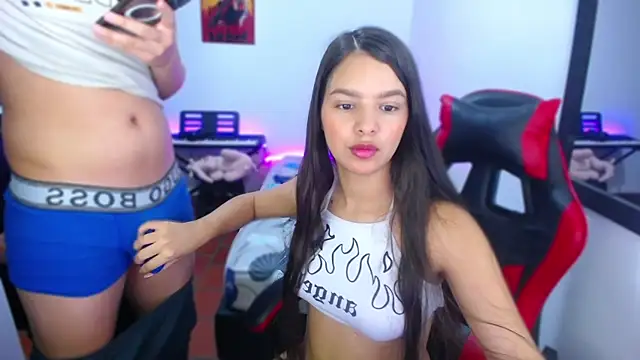 Snapshot of jessi_and_boy chatting on 11/13/25, 04:17 jessi and boy online show from 11/13/25, 04:17