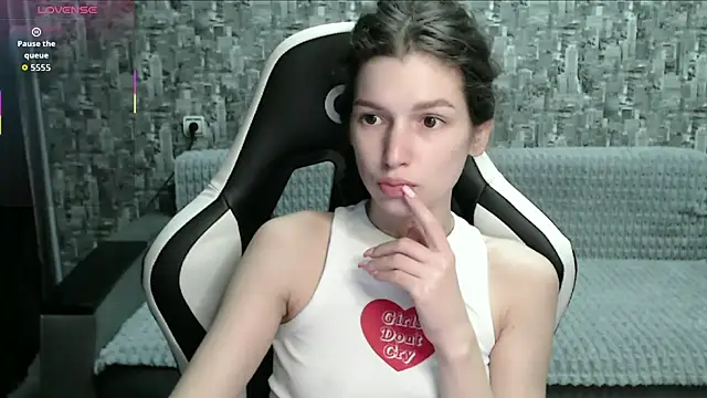 Snapshot of MissMiaCutie chatting on 10/13/25, 01:44 MissMiaCutie online show from 10/13/25, 01:44