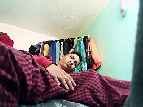 Snapshot of andrescaraballo chatting on 10/05/25, 01:20 andrescaraballo online show from 10/05/25, 01:20