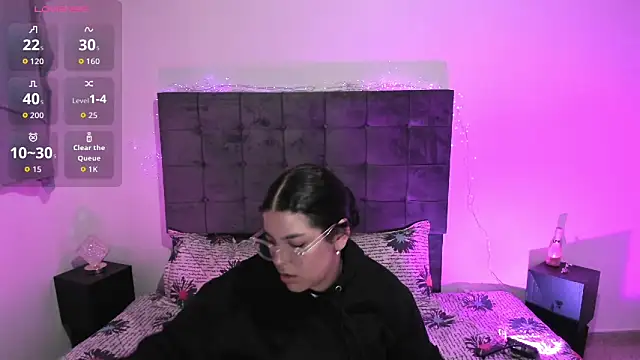 Snapshot of Kylie2211 chatting on 11/13/25, 02:32 Kylie2211 online show from 11/13/25, 02:32