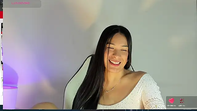 Snapshot of bella_hadid1_ chatting on 02/16/25, 07:04 bella hadid1  online show from 02/16/25, 07:04