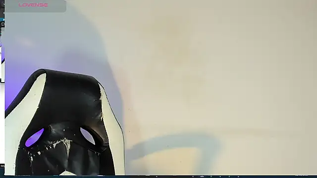 Snapshot of bella_hadid1_ chatting on 02/22/25, 10:09 bella hadid1  online show from 02/22/25, 10:09