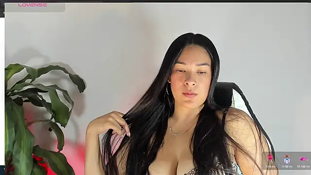 Snapshot of bella_hadid1_ chatting on 03/17/25, 12:08 bella hadid1  online show from 03/17/25, 12:08