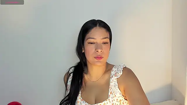 Snapshot of bella_hadid1_ chatting on 06/23/26, 10:13 bella hadid1 online show from 06/23/26, 10:13