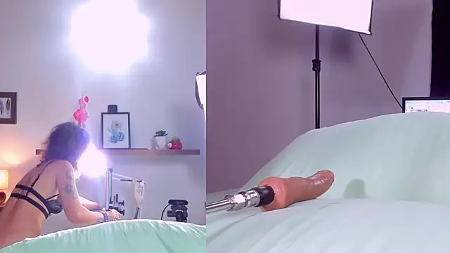 Snapshot of Loving_Lauren chatting on 12/31/24, 08:23 Loving Lauren online show from 12/31/24, 08:23