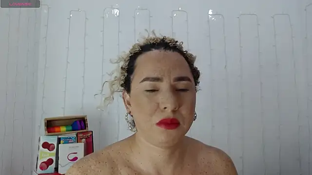 Snapshot of SofiaMadisson chatting on 01/04/25, 01:10 SofiaMadisson online show from 01/04/25, 01:10