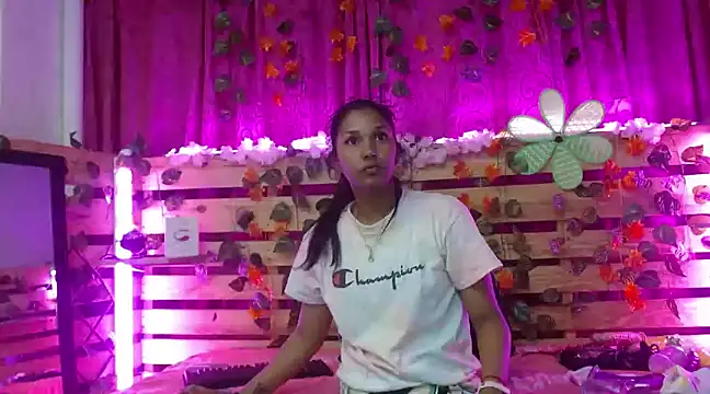 Snapshot of Elsa_Parisi chatting on 12/20/24, 07:39 Elsa Parisi online show from 12/20/24, 07:39