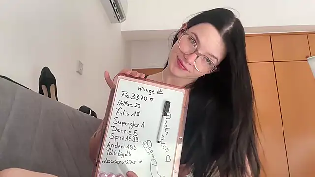 Snapshot of RoxiBlack chatting on 11/29/25, 07:22 RoxiBlack online show from 11/29/25, 07:22