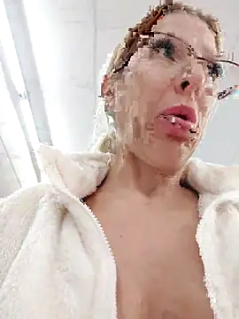 Snapshot of blondyruby chatting on 11/12/25, 05:24 blondyruby online show from 11/12/25, 05:24