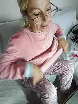 Snapshot of blondyruby chatting on 11/14/25, 08:24 blondyruby online show from 11/14/25, 08:24