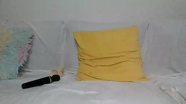 Snapshot of blondyruby chatting on 11/21/25, 08:40 blondyruby online show from 11/21/25, 08:40