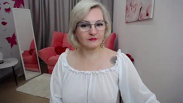 Snapshot of BlondeBrilliant7 chatting on 12/16/24, 02:57 BlondeBrilliant7 online show from 12/16/24, 02:57