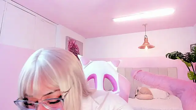 Snapshot of Red_lady chatting on 02/15/25, 04:14 Red lady online show from 02/15/25, 04:14