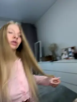 Snapshot of NewLale chatting on 10/10/25, 03:27 NewLale online show from 10/10/25, 03:27