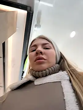 Snapshot of NewLale chatting on 10/19/25, 03:18 NewLale online show from 10/19/25, 03:18