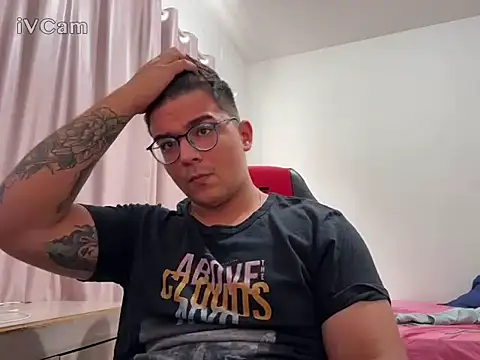 Snapshot of Thickdick6905 chatting on 11/08/25, 05:45 Thickdick6905 online show from 11/08/25, 05:45