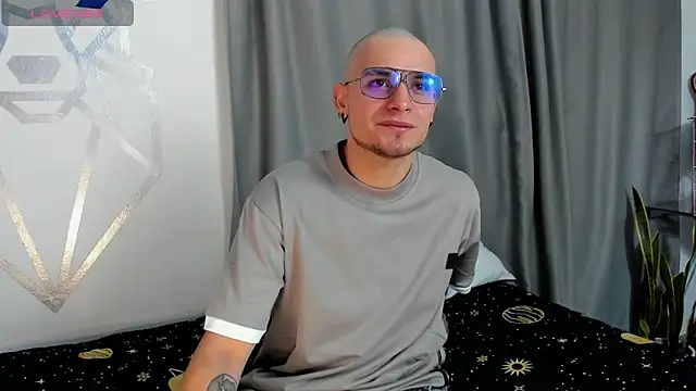 Snapshot of Aron-santoro chatting on 12/24/24, 11:55 Aron-santoro online show from 12/24/24, 11:55