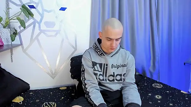 Snapshot of Aron-santoro chatting on 01/19/25, 04:44 Aron-santoro online show from 01/19/25, 04:44