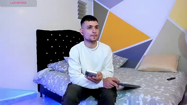 Snapshot of Aron-santoro chatting on 09/20/25, 03:18 Aron-santoro online show from 09/20/25, 03:18