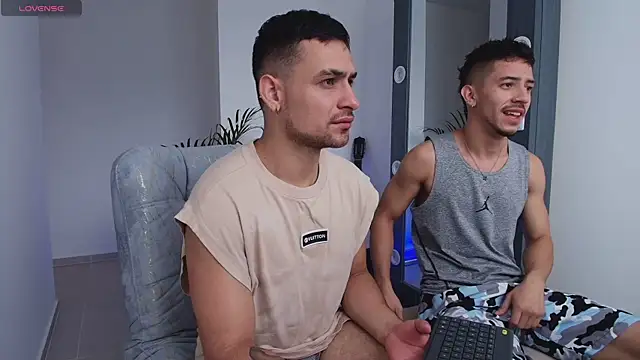 Snapshot of Aron-santoro chatting on 10/29/25, 02:41 Aron-santoro online show from 10/29/25, 02:41