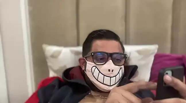 Snapshot of slavekinky001 chatting on 01/11/25, 09:57 slavekinky001 online show from 01/11/25, 09:57