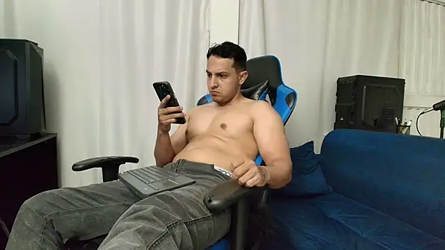 Snapshot of hott_dicks chatting on 07/18/26, 01:21 hott dicks online show from 07/18/26, 01:21