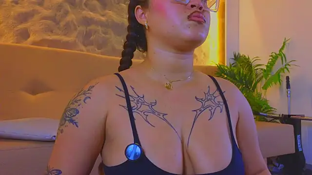 Snapshot of Isa__Blanc chatting on 11/28/25, 03:09 Isa Blanc online show from 11/28/25, 03:09