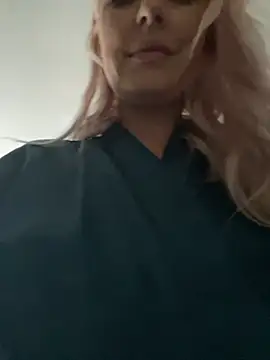 Snapshot of MerlinDave chatting on 12/28/24, 01:39 MerlinDave online show from 12/28/24, 01:39